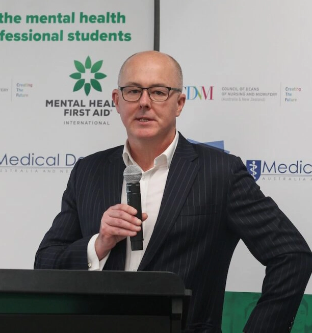 Photo portrait d'Angus Clelland, CEO de MHFA International