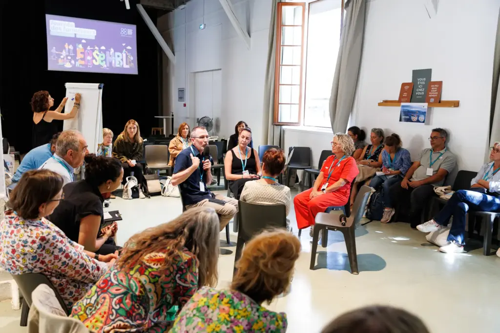 Photo d'un atelier de travail avec des formateurs