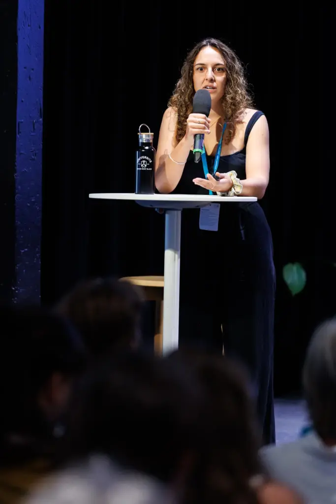 Photo de Manon Delichere qui prend la parole pendant la journée des formateurs 2026